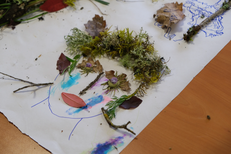 Visage obtenu avec des mousses et des branchages récupérés dans la nature