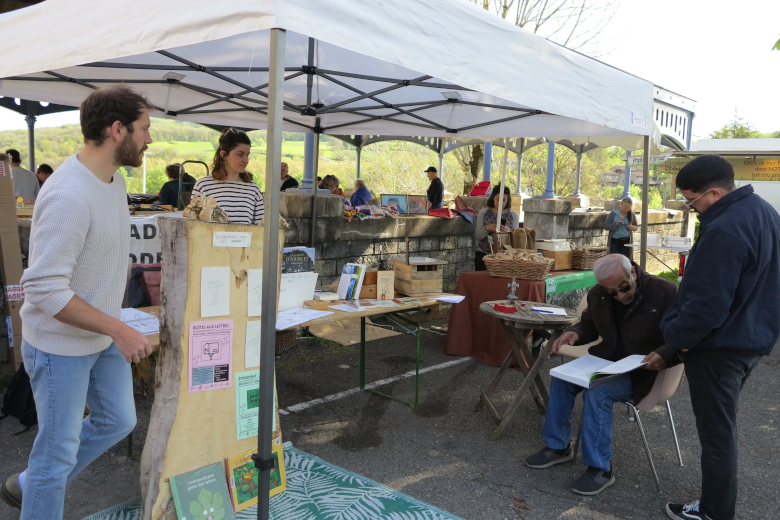 Stand radix codex au marché de Caylus