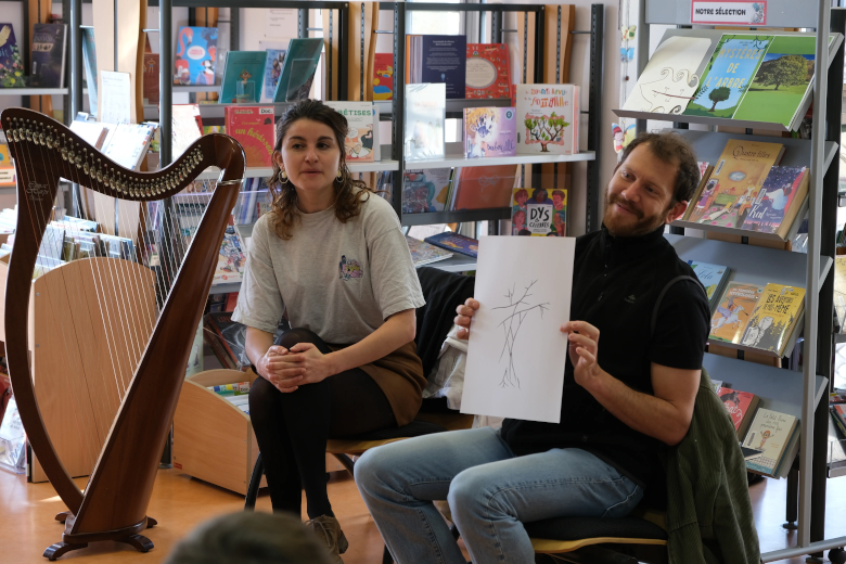 Charles et Sarah présente l'arbre mystérieux