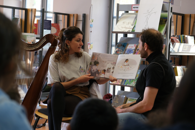 Charles et Sarah lisent un conte