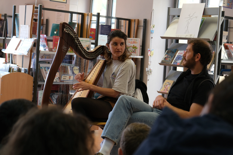 Sarah improvise un conte musical